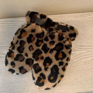 Ugg Leopard Mittens